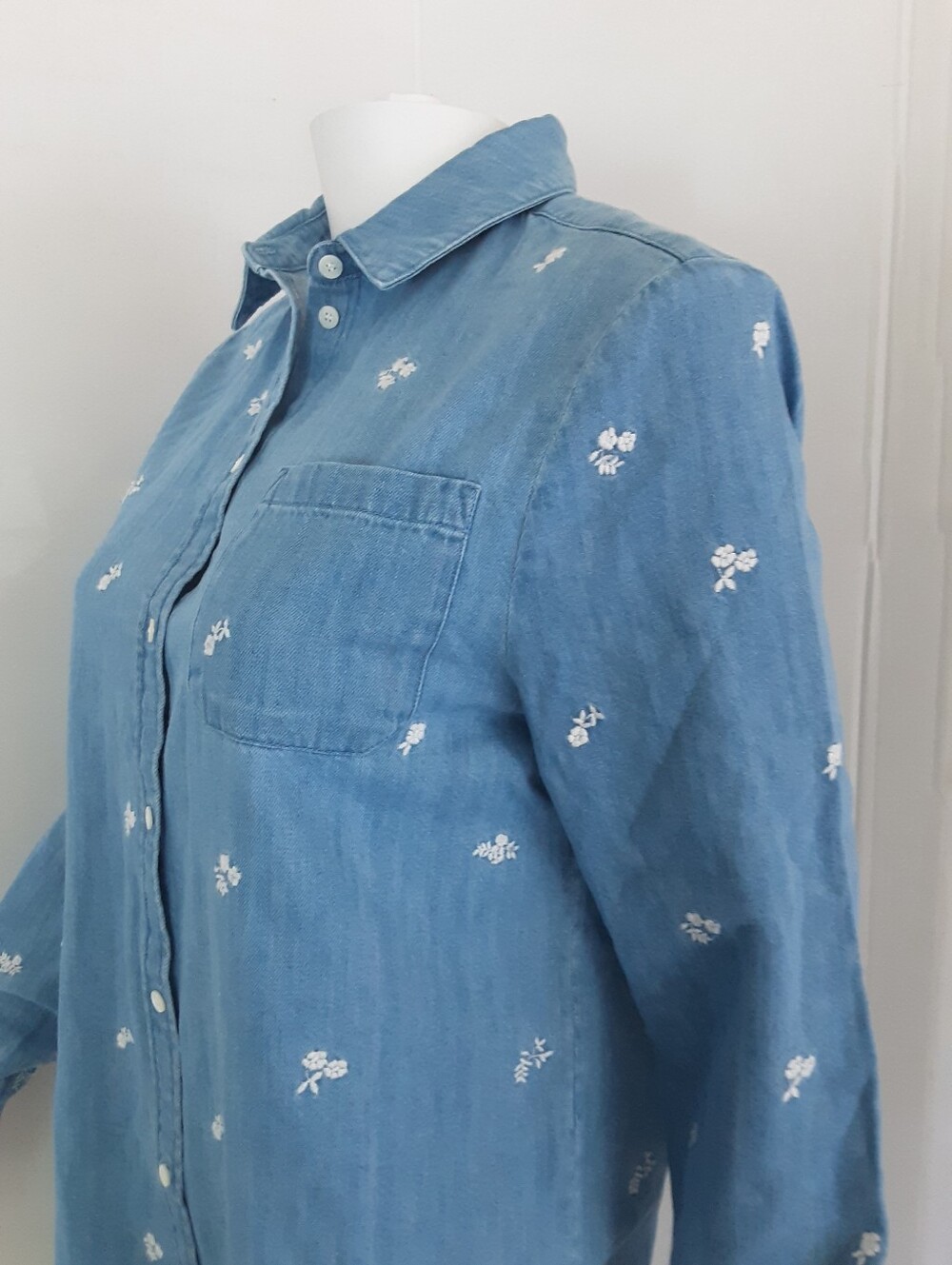 SEZANE Tomboy 100% Cotton Floral Embroidered Denim Button-Front Shirt Sz 0 NWT - Picture 2 of 7